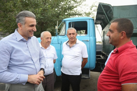 Գյուղատնտեսության նախարարը Արարատի մարզում հետևել է մթերումների ընթացքին