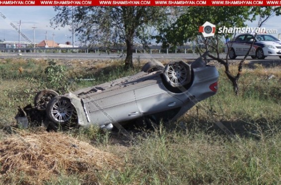Երևան-Երասխ ճանապարհին 21-ամյա վարորդը Mercedes-ով մի քանի պտույտ շրջվելով՝ գլխիվայր հայտնվել է դաշտում. կա վիրավոր. Shamshyan.com