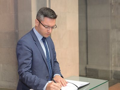 Մոլորակի յուրաքանյուր մարդ պարտավոր է այցելել այս թանգարան». Քրիստիան Վիգենինն այցելել է Ծիծեռնակաբերդի հուշահամալիր
