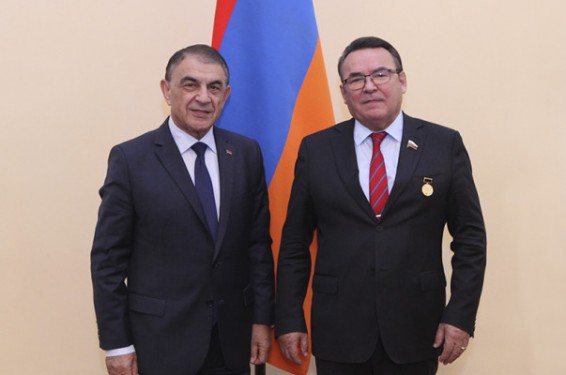 Արա Բաբլոյանը պարգեւատրել է Ռաֆայիլ Զինուրովին
