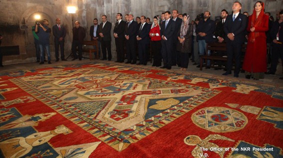 В монастыре Гандзасар состоялась церемония пожертвования арцахским церквям сотканных в армянском стиле ковров