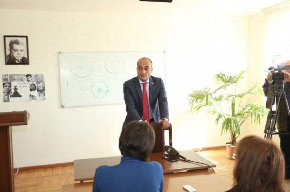 Ռազմական կոնֆլիկտը չի կարող ընթանալ առանց իր տեղեկատվական բաղադրիչի. Արման Սաղաթելյանի դասախոսությունը՝ Արցախի պետհամալսարանում