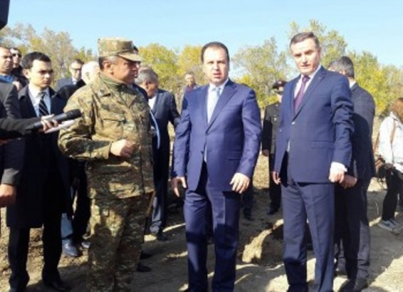 Ձեռքի հետ լրագրո՞ղ, թե՞ նախարար. լեզվակռիվ Եռաբլուրում
