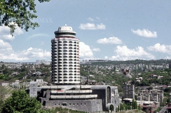Երիտասարդական պալատի տեղում կառուցվում է ավազի հանք. Հրաչ Պողոսյան