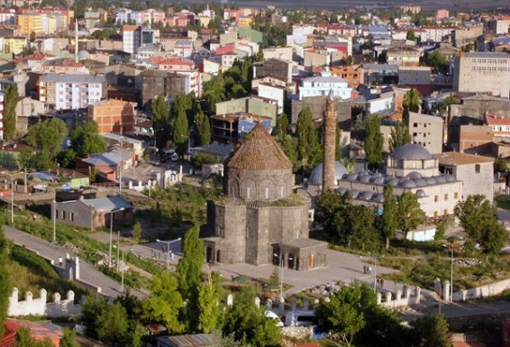 Ոտքի ելնենք` «մենք մեր բաժին կարսը չհանձնեք». Զարուհի Փոստանջյանի հայտարարությունը