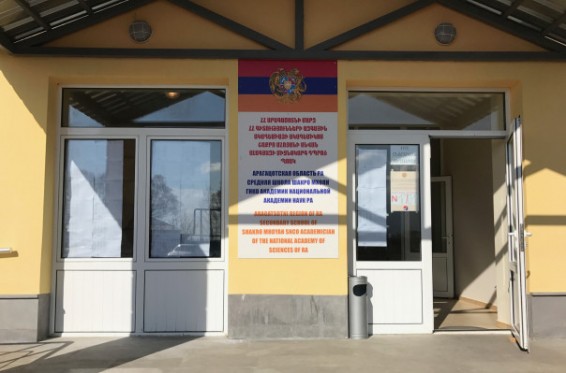 Ալագյազում վստահված անձը քվեարկության եկողներին ինչ-որ բան էր բացատրում. պարզաբանեց՝ «մերոնք են, բացատրում եմ՝ ինչպես ընտրեն»
