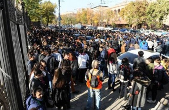 ԱԺ-ի մուտքի դիմաց հավաքված ուսանողների շրջանում բերման ենթարկվածներ չեն եղել. Ոստիկանություն