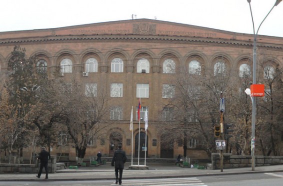 Պոլիտեխնիկի տոնածառի տակ կասկածելի արկղ է հայտնաբերվել. ահազանգ ԱԻՆ-ում