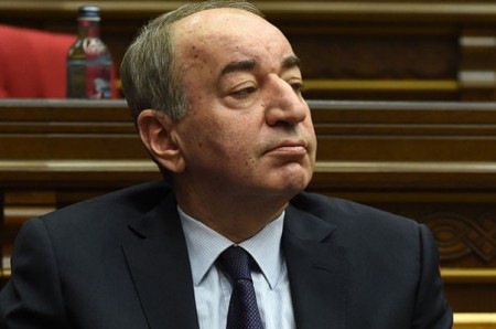 Դե հերի՛ք է էլի, մա՛րդ եղեք մի քիչ. Ռոբերտ Նազարյանը հունից դուրս եկավ և սկսեց գոռգոռալ