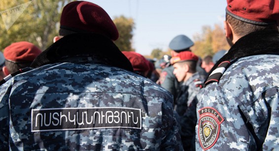Покаяние шутника: оставивший у вуза коробку в Ереване пришел с повинной