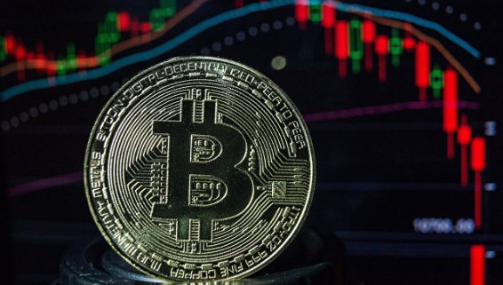 Курс биткоина за сутки рухнул более чем на 25%