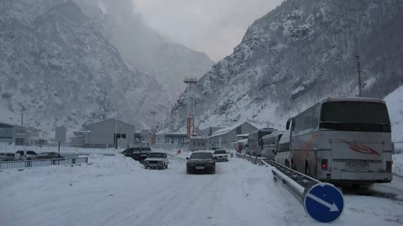 Кавказские пленники: на КПП «Верхний Ларс» с российской стороны застряли свыше 120 грузовиков