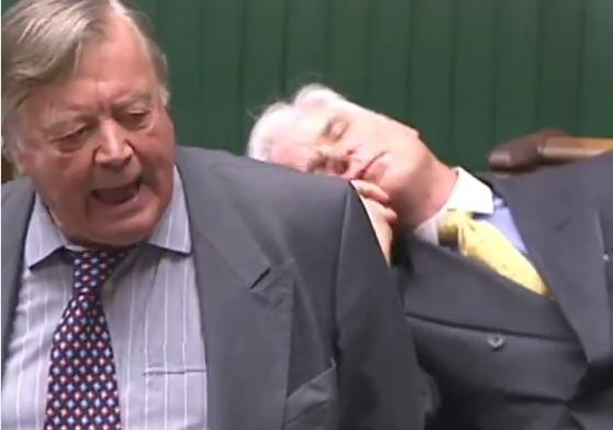 VIDEO: В Британии депутат заснул во время дебатов по Brexit