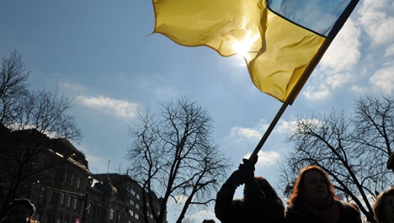 Польский суд не счел надругательством вытирание ног об украинский флаг