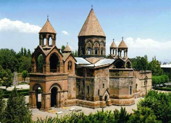Մայր աթոռ սուրբ էջմիածնում հարյուրավոր ուխտավորներ են հավաքվել դիմավորելու Հռոմի Ֆրանցիսկոս Պապին