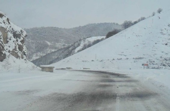 Վարդենյաց լեռնանցքում (Գեղարքունիքի մարզի կողմից) տեղ-տեղ առկա է մերկասառույց