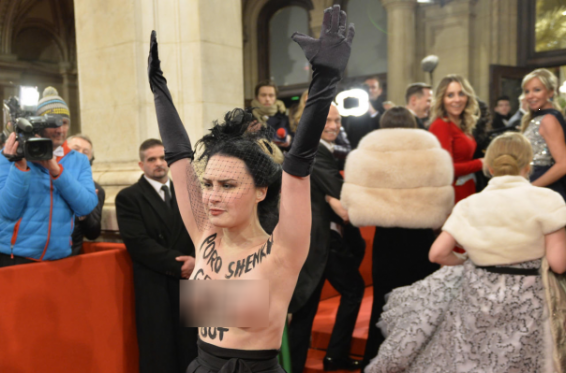 Femen-ի ակտիվիստուհին մերկացել է Պորոշենկոյի առաջ