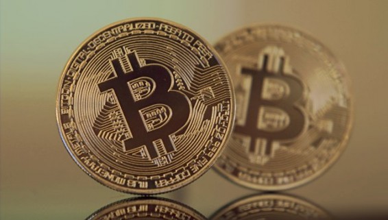 Биткоин дешевеет, оставаясь выше девяти тысяч долларов