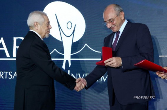 Լիբանանահայ գործարարների հետ հանդիպմանը Բակո Սահակյանը «Վաչագան Բարեպաշտ» մեդալ է հանձնել ԱՌԻ կազմակերպությանը