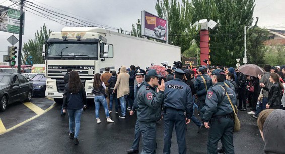 Фуры перешли к действию: на нескольких улицах Еревана движение перекрыто