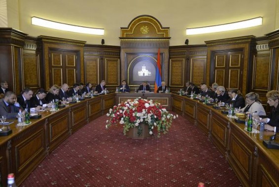 Повестка встречи с Пашиняном открыта: Карен Карапетян встретился с аккредитованными в Армении послами
