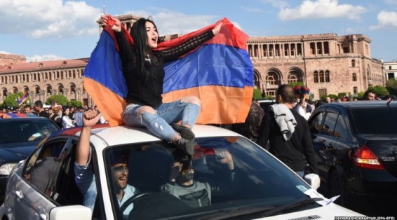 Почему в Армении пьют шампанское. Публицист Лия Аветисян о последних событиях в Ереване