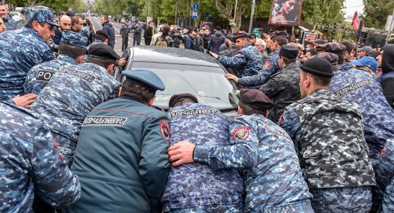 Полиция Армении отрицает информацию о переходе ее сотрудников на сторону демонстрантов