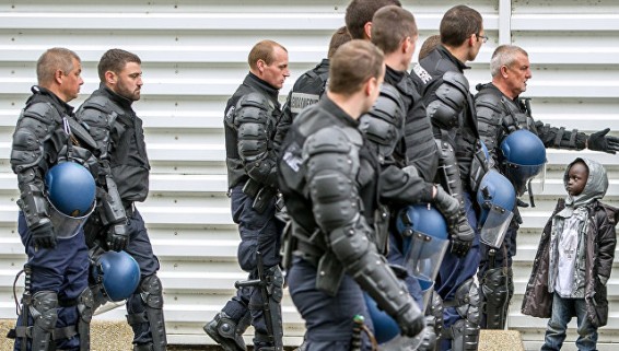 Во Франции два спецназовца пострадали при нападении полусотни мигрантов