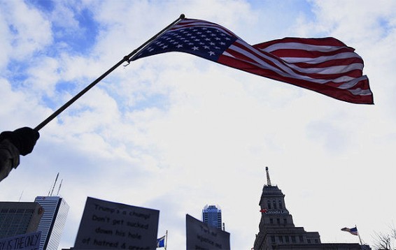 В парламенте Ирана сожгли флаг США после решения Трампа по ядерной сделке