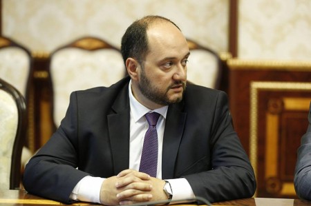 Օրվա կադր. Կրթության նախարարը մետրոյով տուն է գնում