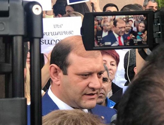 Video. Քաղաքապետը դուրս է եկել քաղաքապետարանի դիմաց ի աջակցություն իրեն հավաքված անձանց մոտ