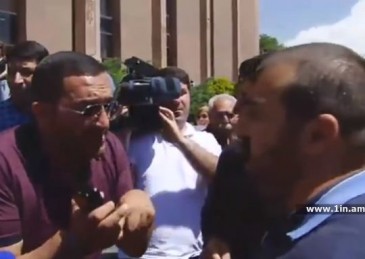 Video. «Տարոն վարչապետ», «Տարոն հեռացիր»․ լարված իրավիճակ քաղաքապետարանի դիմաց