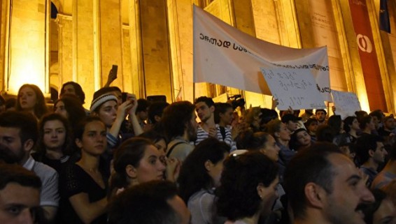 В Грузии патриархия призвала власти и митингующих к миру