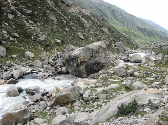 Պայթեցրել են Ճամբարակ-Դիլիջան ավտոճանապարհի ժայռաբեկորները