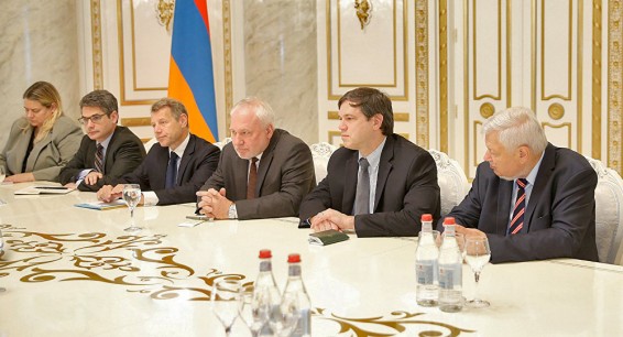Пашинян обсудил мирное урегулирование карабахского конфликта с сопредседателями МГ ОБСЕ