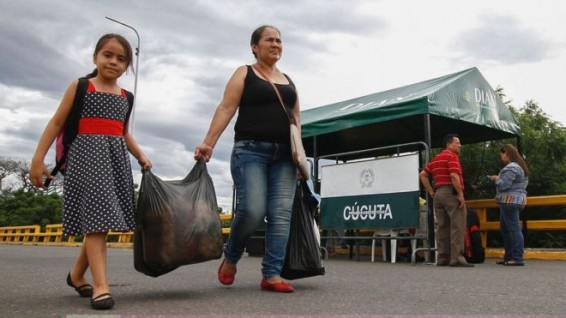 Тысячи венесуэльцев устремились в Колумбию за продуктами и лекарствами