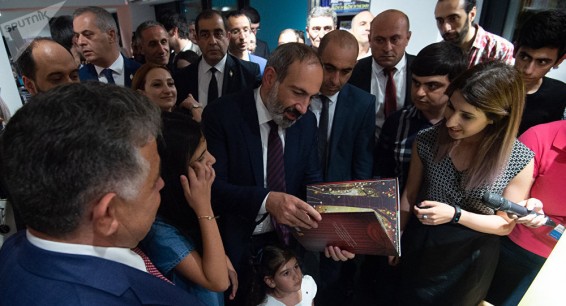 Никол Пашинян посетил книжный магазин в Ереване и рассказал, что сейчас читает
