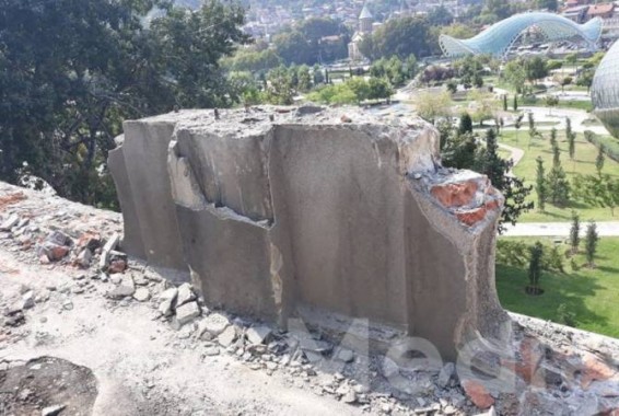 Թբիլիսիի  Հավլաբար թաղամասին հարող Բարաթաշվիլիի վերելքի նորոգման ընթացքում հայատառ տապանաքարեր են հանվել