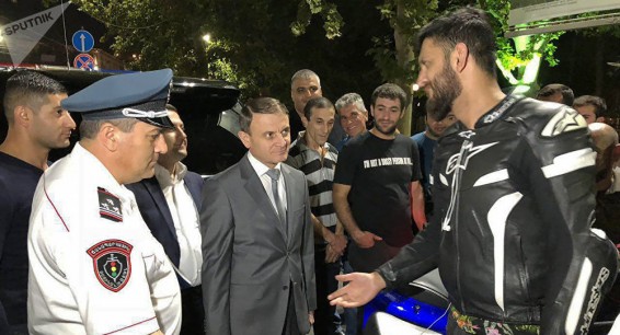 Ночные гонки в Ереване: Осипян лично передал мотолюбителям требование граждан