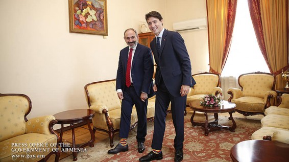 Փաշինյանն ու Թրյուդոն՝ եռագույն գուլպաներով
