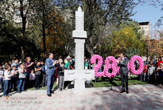 Ազատամարտիկ Արթուր Կարապետյանի անվան պուրակում բացվեց Երևանի 2800-ամյակի հուշարձանը