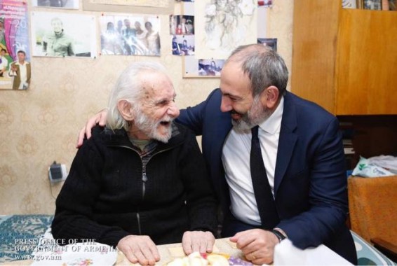 Никол Пашинян посетил Заслуженного деятеля искусств Ерванда Манаряна