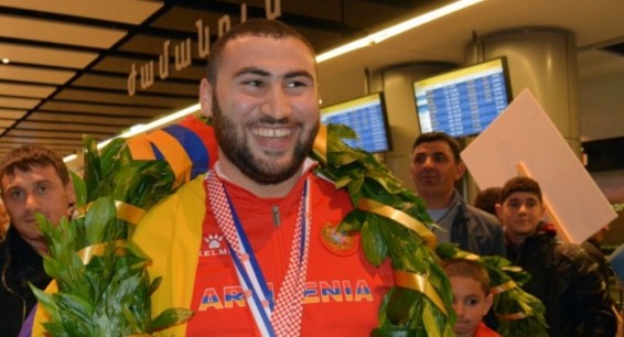 Симон Мартиросян взял золото на ЧМ по тяжелой атлетике, установив мировые рекорды