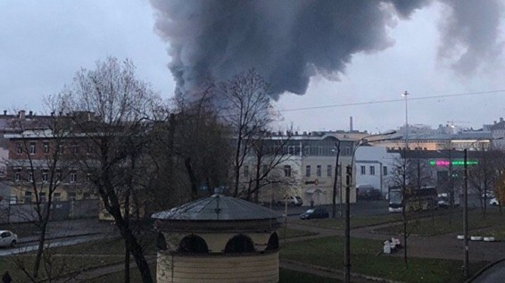 Более 800 человек эвакуированы из гипермаркета в Петербурге из-за пожара