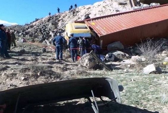 Մազութով բարձված բեռնատար ավտոմեքենան դուրս է եկել ճանապարհի երթևեկելի հատվածից և շրջվել ձորը