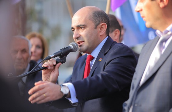 «Ուզում ենք ունենալ պատգամավորներ, որ բերանները ջուր առած նստելո՞ւ են, թե՞ պայքարելու են մեր շահերի համար». Էդմոն Մարուքյան