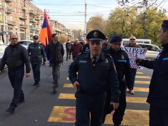 Երևանում բախում է տեղի ունեցել կոմունիստների և Տիգրան Խզմալյանի համախոհների միջև. news.am