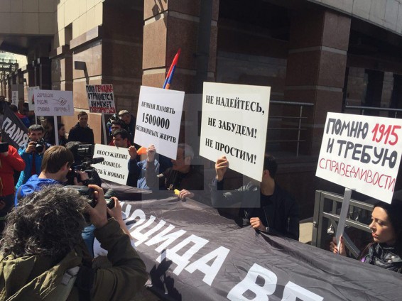 Photo. Մոսկվայում Թուրքիայի դեսպանատան մոտ անցկացվում է ցույց՝ նվիրված Ցեղասպանության զոհերի հիշատակին