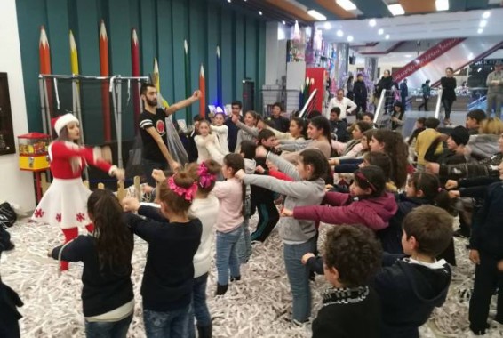 По инициативе  Анны Акопян 800 детей приняли участие  в новогоднем празднике