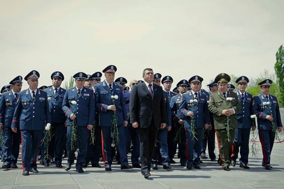 Photo. Վլադիմիր Գասպարյանը հարգանքի տուրք է մատուցել Ցեղասպանության զոհերի հիշատակին